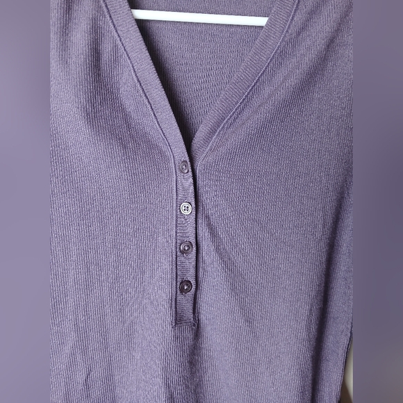 ATHLETA Uptempo Ribbed Vneck Stretchy Long Sleeve Purple Henley Top Extra Small - Picture 3 of 9